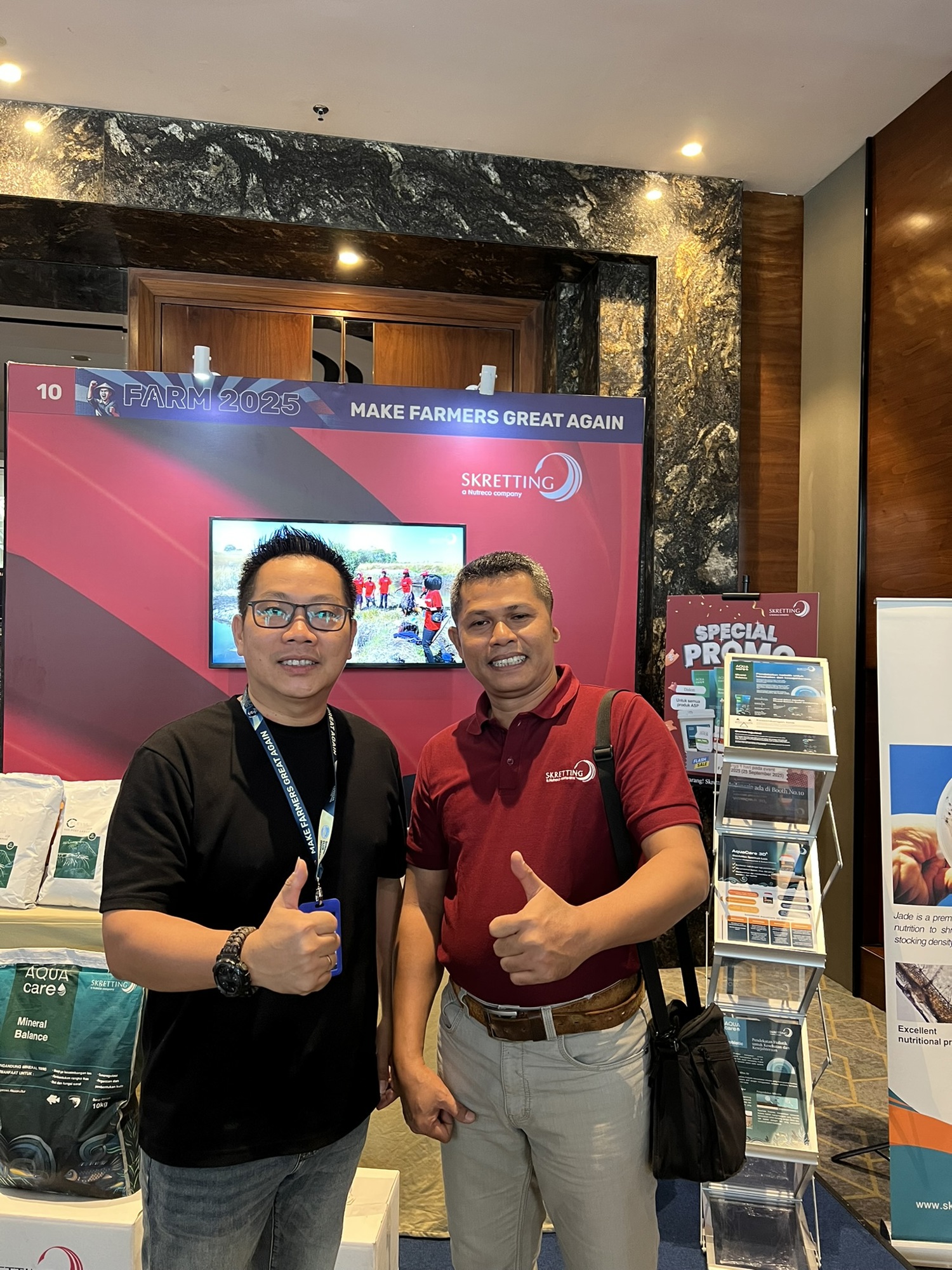 Anwar Sadat, Sales Representative Shrimp Div of Skretting Indonesia dengan customer.