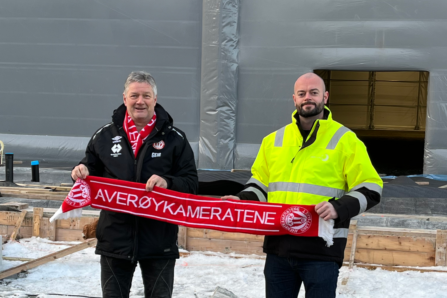 Arbeidene med hallen er i full gang bak daglig leder Geir Soleim som nå får litt over en kvart million for å sikre ferdigstillingen av Nordmøre Arena av Skretting og fabrikksjefen Aslak Bjørshol Foto: Anders Istad