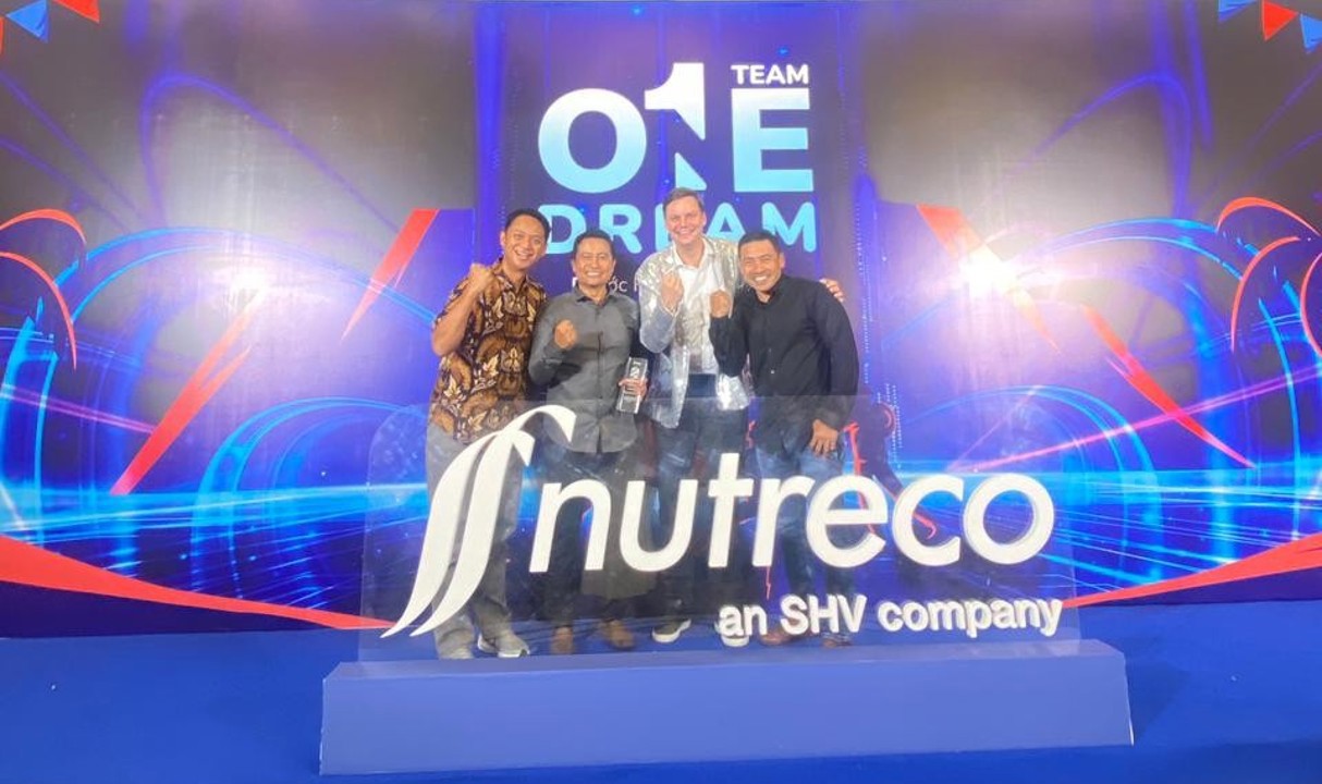 Pak Budi with his Top Performance Award