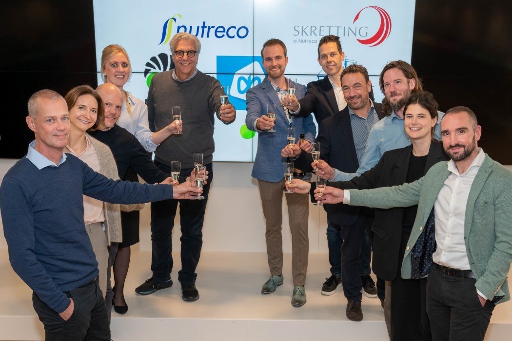 People standing up toasting Nutreco Klaas Puul agreement