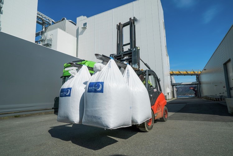 Feed bags on forklif