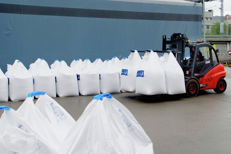 Feedbags and forklift