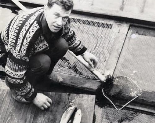 De første forsøkene med tørrfôr i sjø. Fisken ble holdt i trekasser.