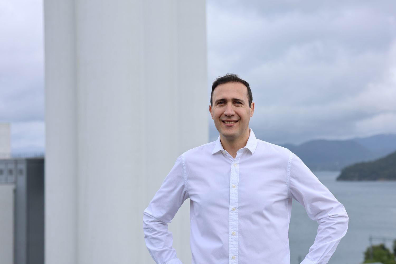 Jorge Diaz in front of Skretting silo