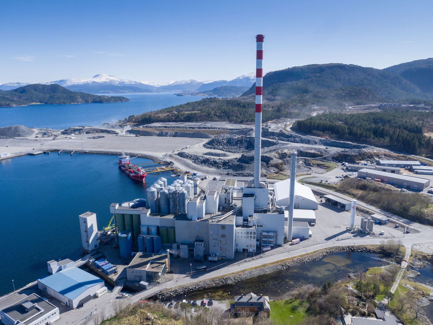 Skretting sin fiskefôrfabrikk på Averøy
