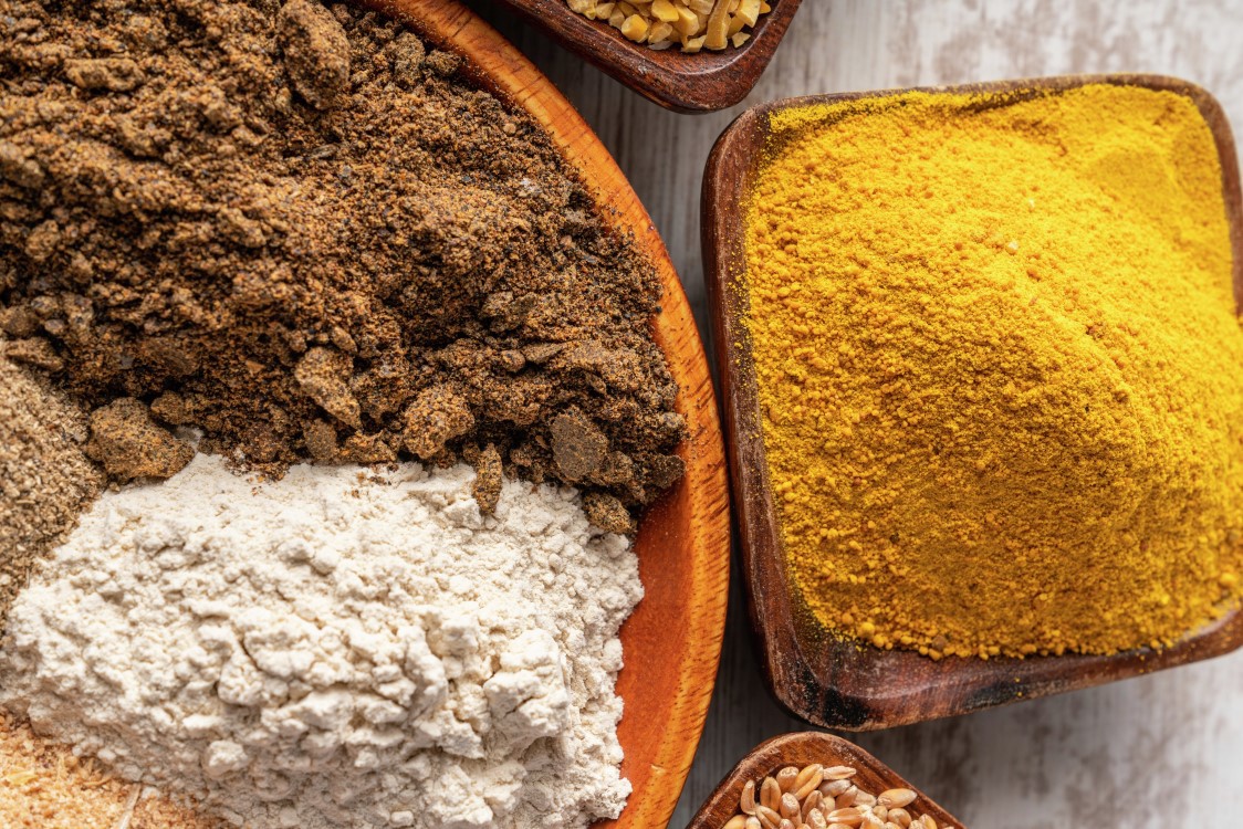 Skåler med ulike råvarer til fiskefôr