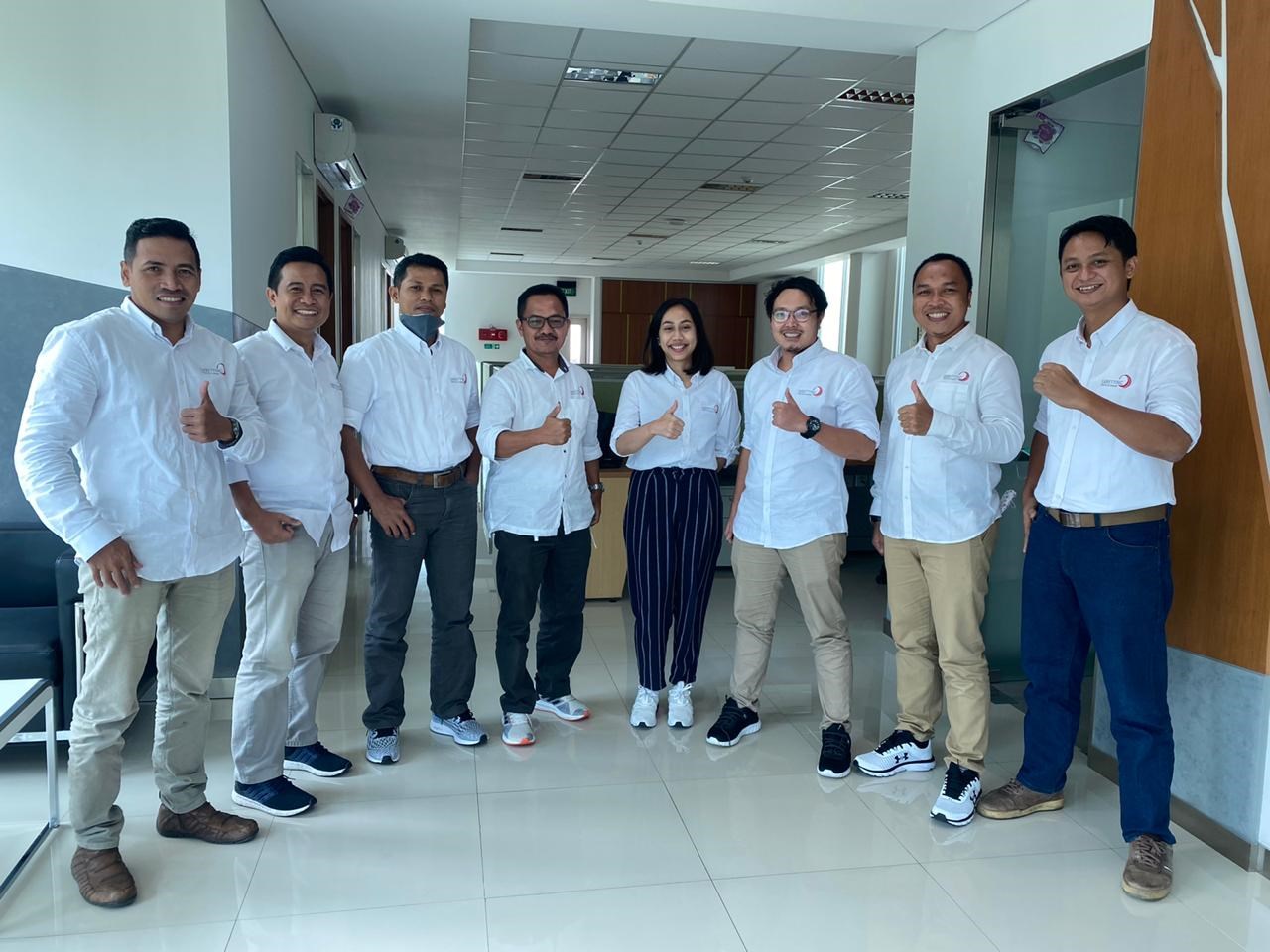 A picture of smiling staff in Skretting Indonesia giving thumbs up