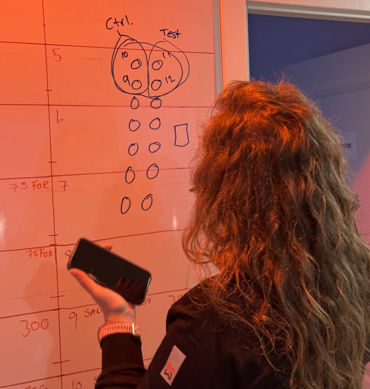 Ida Martinsen, produktsjef Skretting, får en oversikt over merdene hos Svanøy lokalitet Oddane