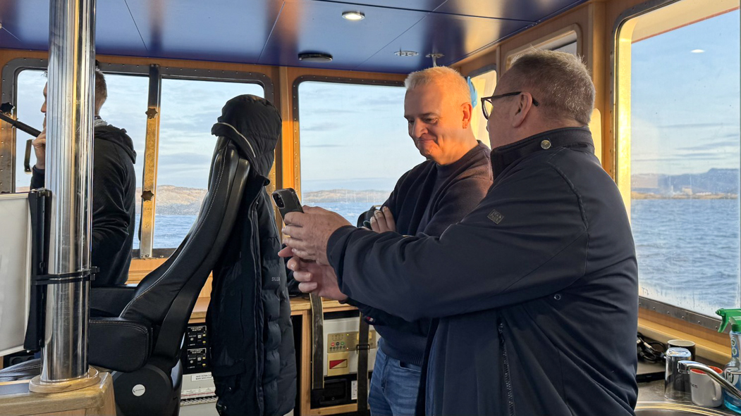 Frode Sandvik, produksjonssjef Svanøy, i dialog med salgssjef i Skretting og ørret-entusiast Nils Tore Hølsbø