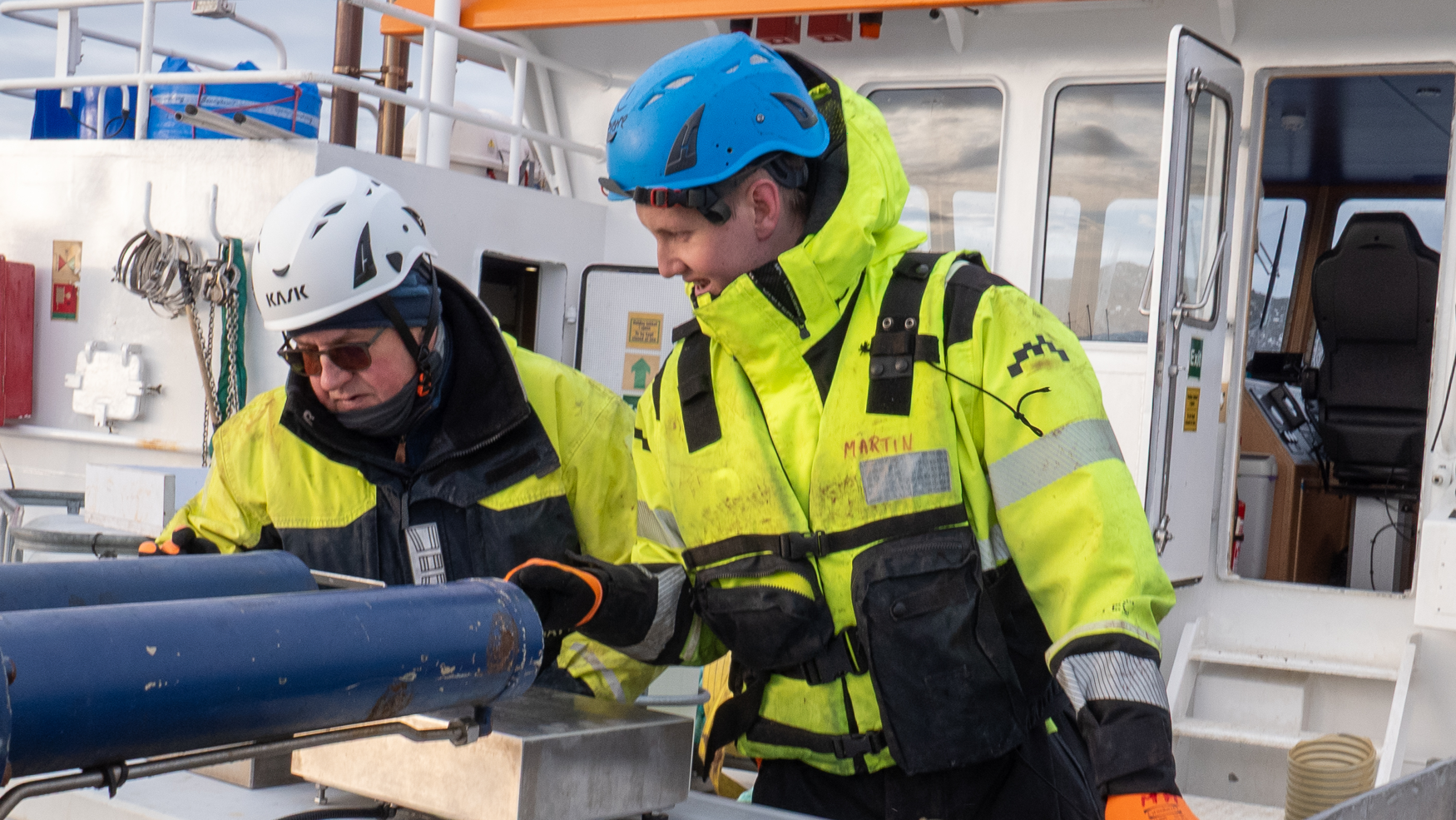 Driftsleder i Svanøy ved lokalitet Oddane, Martin Hollevik, og salgssjef i Skretting, Nils Tore Hølsbø