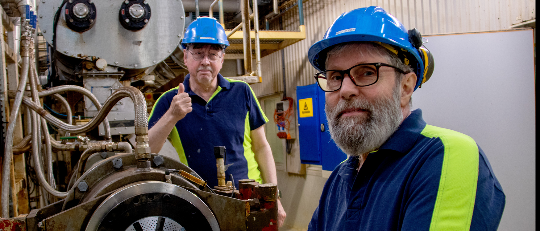 Tvillingsbrødrene Hans og Rolf Bogen ved ekstruder