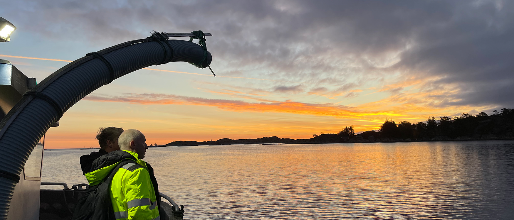 Skretting serviceteam undersøker fôrkanon ved Hellesund Fiskeoppdrett