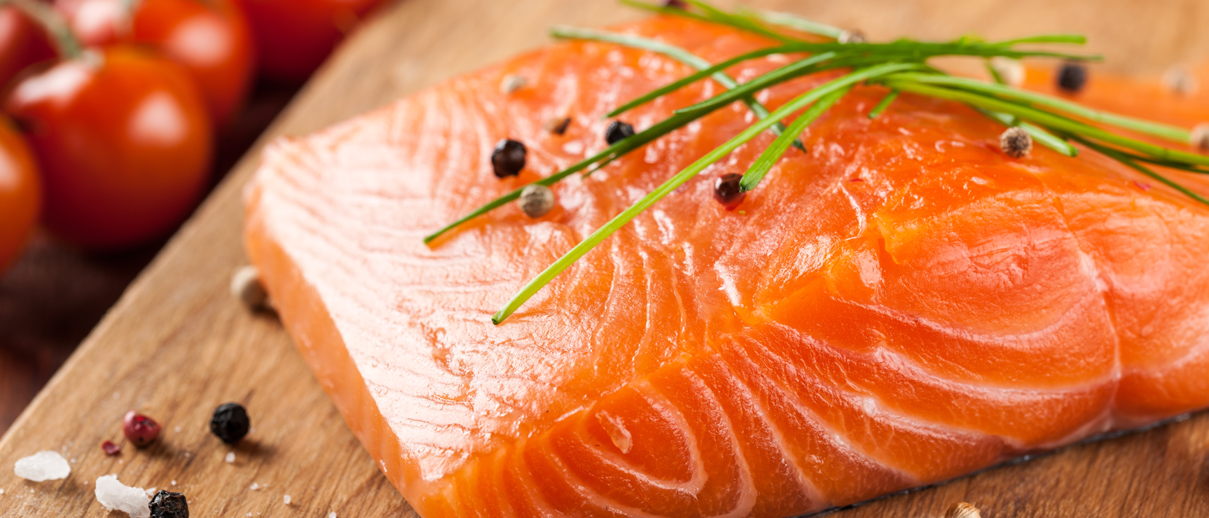 Laksefilet på skjærebrett.