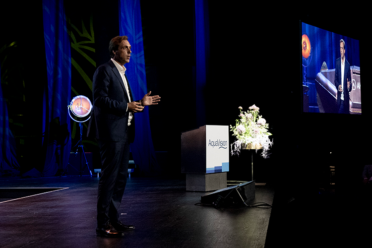 Bastiaan van Tilburg taler for deltakere under AquaVision 2024
