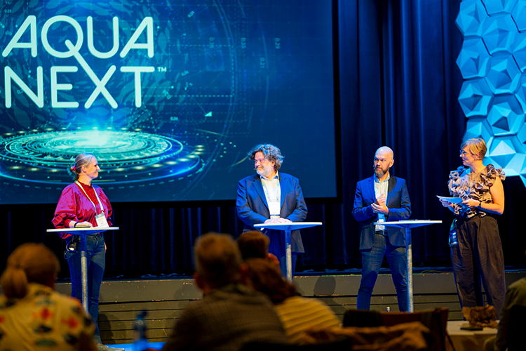 Leif Kjetil Skjæveland i panelsamtale om fremtidens råvarer under AquaNext. Foto: AquaNext/Leo Kramer